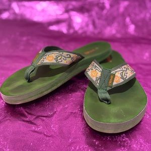 Teva flip flops, green size 8 floral pattern strap